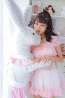 蜜桃色